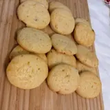 Sablés au citron sur une planche en bambou
