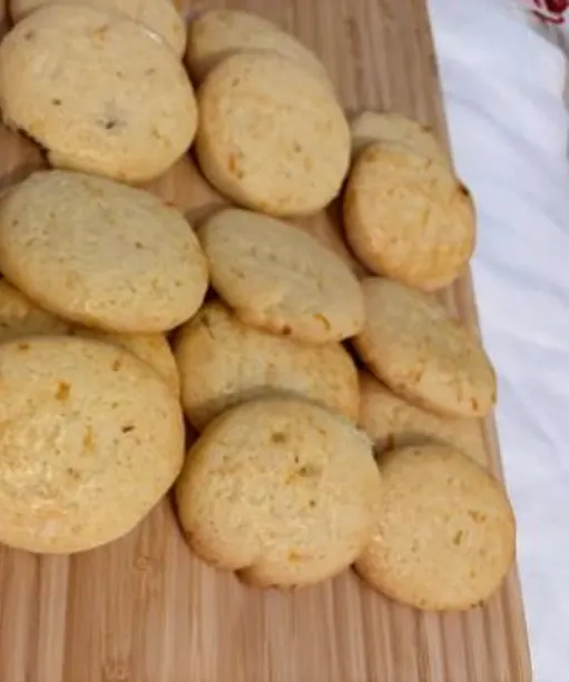 Sablés au citron sur une planche en bambou
