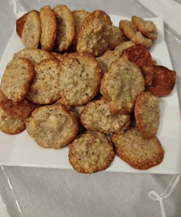 Assiette de tuiles aux amandes dorées et croustillantes