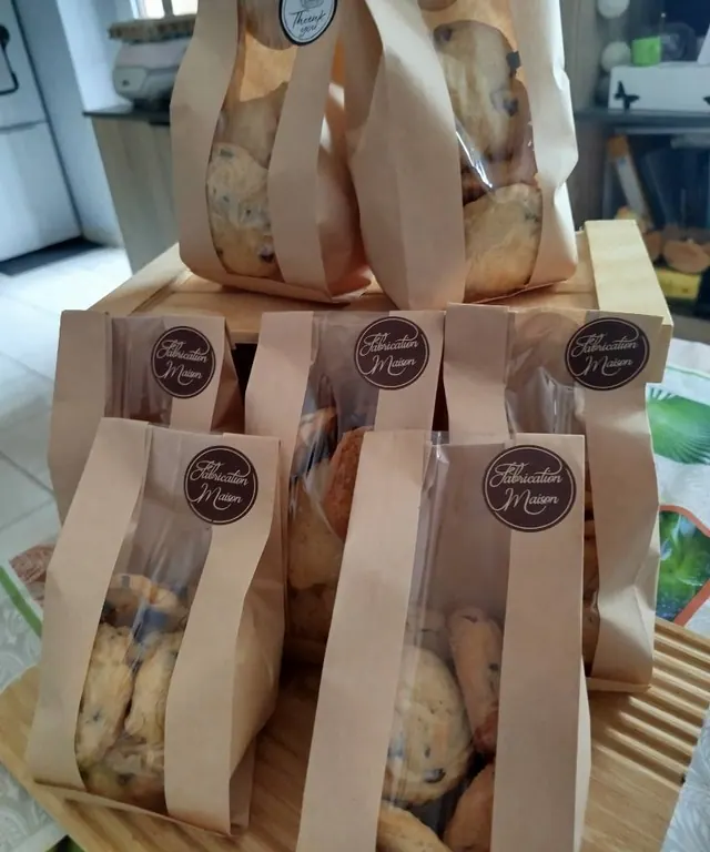 Sachets kraft « Fabrication maison » remplis de cookies aux pépites de chocolat