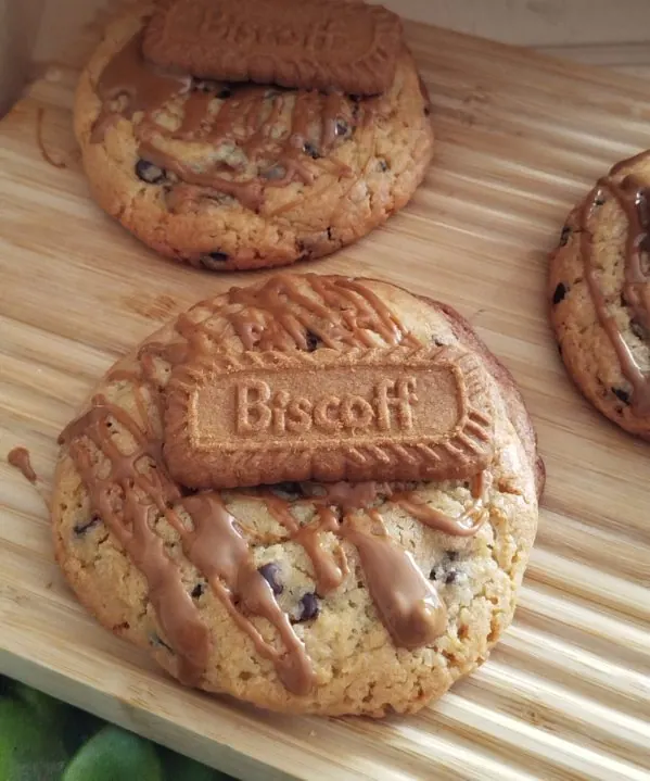 Cookie Max nappé de crème de spéculoos et surmonté d'un biscuit spéculoos