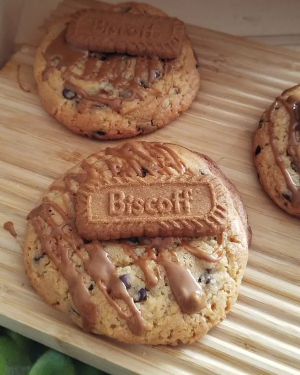 Cookie Max nappé de crème de spéculoos et surmonté d'un biscuit spéculoos