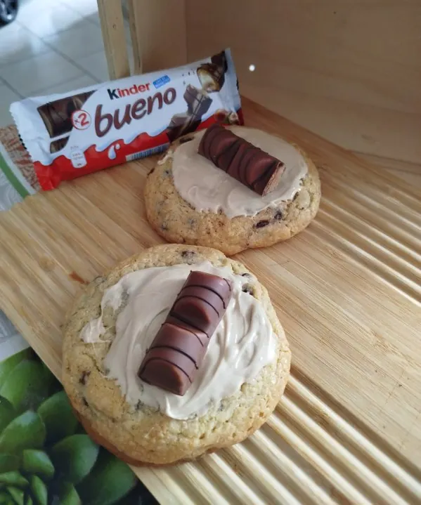 Deux cookies Max nappés de crème et surmontés d'un morceau de Kinder Bueno