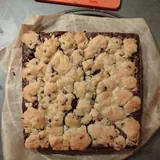 Brookie carré de 20 × 20 cm vu du dessus, pâte à cookie dorée sur une base de brownie