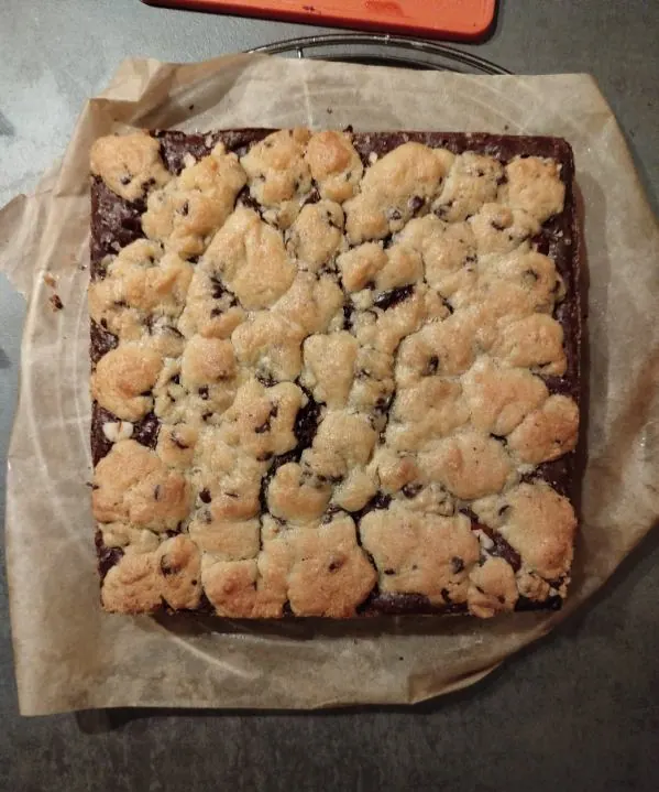 Brookie carré de 20 × 20 cm vu du dessus, pâte à cookie dorée sur une base de brownie
