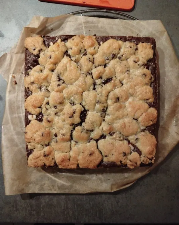 Brookie carré de 20 × 20 cm vu du dessus, pâte à cookie dorée sur une base de brownie
